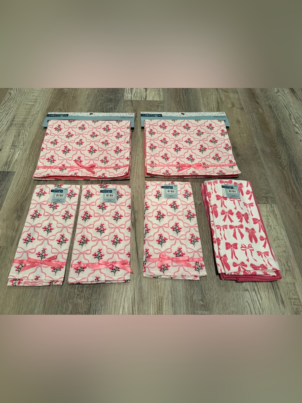 NWT 8 Piece Pink Bow Table Linen Set